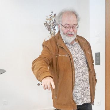Osteraustellung im Kulturhaus Lenk: Alles begann mit einem 1.-April-Scherz - Der Paläontologe François Escuillié gab den Gästen der Vernissage tiefe Einblicke in die Geschichte der Dinosaurier.