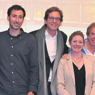 «Der zentrale Standort ist ideal» - Von links: Urs Kunz, Elisabeth Wampfer (beide von Jaggi, Architektur und Innenarchitektur), Thomas Niederberger (Architekturbüro Snøhetta), Christophe Gudin (Co-Inhaber Le Rosey,) Patricia Matti (Gemeinderätin Saanen) Philippe Gudin (Co-Inhaber Le Rosey), Patrick Lüth (Architekturbüro Snøhetta), Toni von Grünigen (Gemeindepräsident Saanen) und Walter Matti-Zbären (Fachleiter Raumplanung Gemeinde Saanen). FOTO: ANITA MOSER