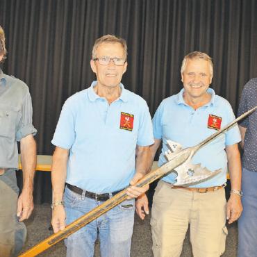 11 Maximumschützen am 87. Mannenberg-Schiessen - Die Gruppe Stalden der FSG Saanen-Gstaad mit den Schützen Peter Perren, Ruedi Staufer, Jakob Welten und Marc Matti sind als Zweite Gewinner der Helebarde. (Es fehlen Ernst Bach und Claudia Hounder). FOTO: FRITZ LEUZINGER