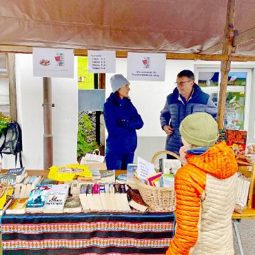Farbenfroher Gsteigmäret unter grauen Wolken - Am Bibliotheksstand wurde man nebst spannenden Büchern von süssen «Bücherwürmern» verführt.