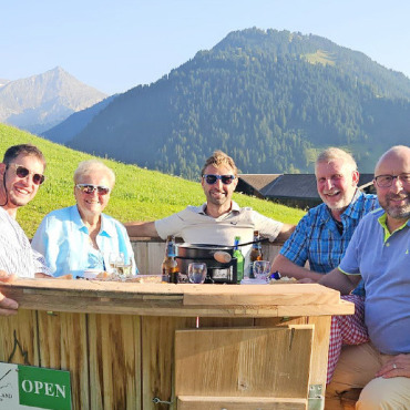 Fussball verbindet – FC Thun Kids Camp in Saanen - Die enge Zusammenarbeit zeigt sich auch ausserhalb des Camps: Am Abend trafen sich Trainer und Sponsoren zum Fondueplausch.Von links: Armin Fuchs (Mäzen des FC Thun), Matthias Bieri (FC Thun, Nachwuchsadministration), Bethli Küng (Verein Freunde des FC Thun aus dem Saanenland), Wolfgang Heilmann (Head of International Football Schools, Borussia Mönchengladbach), Gerhard Krebs (Assistenztrainer FC Thun) und René Ryser (Geschäftsführer der Molkerei Gstaad und Mitglied FC Thun Business Club).