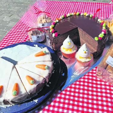 Stand des Frauenvereins Saanen am Ostermäret - Etwa zwölf leckere Kuchen und Torten wurden nebst anderen süssen Delikatessen an den Mann und die Frau gebracht. FOTOS: ZVG