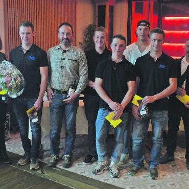 DO Schönried spricht sich für Tempo 30 aus - Die von der DO Schönried geehrten: Chiara Lanz (Ski Alpin), Veronique Gyger (Leiterin Brass Band Berner Oberland), Remo von Siebenthal (Musiker), Martin Kriegner (Alpkäser), Lionel von Grünigen (Musiker), Pascal Matti (Curling), Youness Althaus (Eishockey), Nicola von Siebenthal (Musiker), Tobia Ciarulli (Koch) und Sue Piller (Ski Alpin). Es fehlen Samuel und Sascha Gyger (beides Musiker), sowie Michel Hediger und Björn Schär (OK Ride on Music).