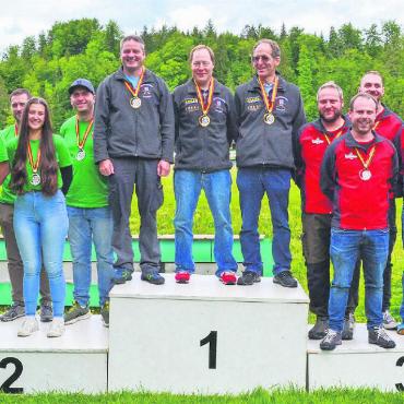 Sieg für die Feldschützen Lauenen - Podest Feld E: v.l. Militärschützen Schwanden, Feldschützen Lauenen und Feldschützen Stocken, flankiert von den beiden Ehrendamen. FOTO: OSV/ANGELA JUKIC