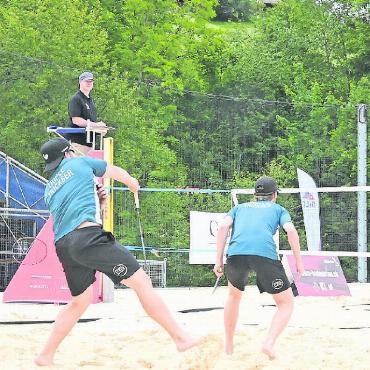 AirBadminton: Titelkämpfe unter freiem Gstaader Himmel - Schnelles Spiel: Der Zuschauer muss sich beim Zuschauen konzentrieren, damit er verfolgen kann, wohin nach einem Smash (Schmetterschlag) der Shuttle gerade fliegt. Doch auch in den Triple-Teams ist Konzentration gefragt, denn kein Spieler darf zweimal hintereinander den Shuttle spielen. Bei einigen Teams war ganz klar zu sehen, dass sie eine Reihenfolge festgelegt hatten.
