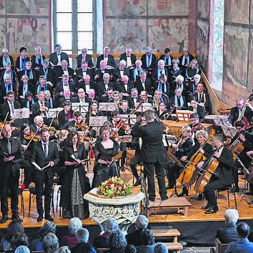 Sängerinnen und Sänger gesucht! - Chor und Orchester füllen die Bühne der Mauritiuskirche in Saanen – ein besonderes Erlebnis auch für die Musizierenden. FOTO: PHILIPPE CHEVALIER