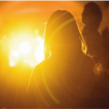 Von der Dunkelheit ins Licht – unterwegs im Advent - … ins Licht finden – davon erzählt der Advent. FOTO: HASSAN OUAJBIR/UNSPLASH.COM