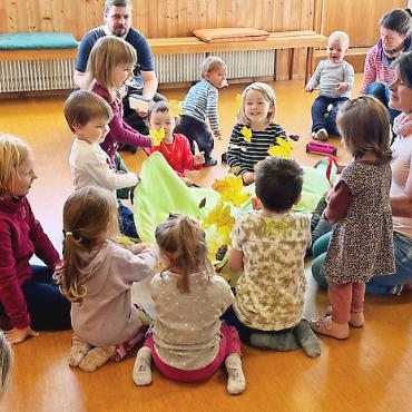 Start Eltern-Kind-Musik sowie Musik und Bewegung - Erlebnis Elki-Musik: Ob mit Eltern, Grosseltern oder anderen Begleitpersonen, es macht Spass, gemeinsam die Musik zu entdecken.      FOTO: ZVG