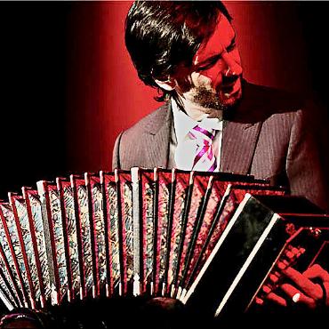 Tango meets Jazz im Hüsy Blankenburg - Michael Zisman musiziert gemeinsam mit seinem Vater im Rahmen von Zweisimmen Jazz.   FOTO: ZVG