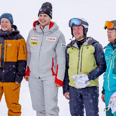 Lars Rösti bleibt unschlagbar: Heimspiel vor Nachwuchs und Fans - Sie haben die Herausforderung angenommen, doch Rösti war schneller. Von links: Loris Perren (2. Platz), Lars Rösti, Ueli Moor (4. Platz) und Matthias Eggen (3. Platz).