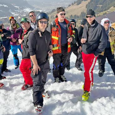 Feuerwehrkader auf Ski: Berner treffen sich zum Rennen im Saanenland - Apéro mit Mike von Grünigen.