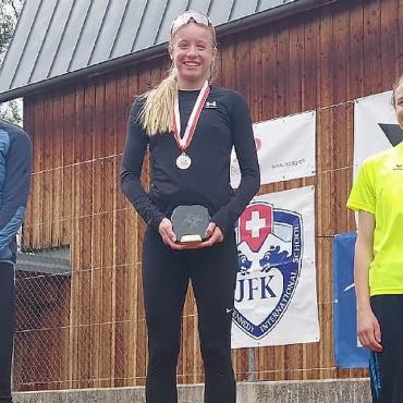Danja Reichenbach holt sich zum zweiten Mal in Folge den Titel «gschwindschti Saaneri» - V.l. Eleanora Lehmann, die Titelgewinnerin 80 und 1000 Meter Danja Reichenbach und Ramona von Siebenthal. FOTOS: ZVG