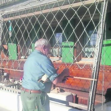 Der Seiltuchknüpfer aus dem Obersimmental - Es versteht sich, dass sich Adolf Treuthardt schönes Wetter aussucht, um sein Handwerk zu pflegen. Reihe um Reihe knüpft er sich vorwärts. FOTOS: VRENI MÜLLENER