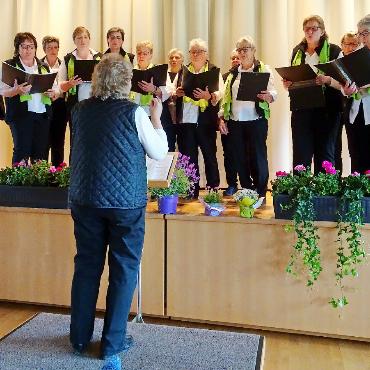 «Viva la Musica» – es lebe die Musik - Der Frauenchor Gstaad-Saanen verwöhnte seine Gäste buchstäblich nach Noten.