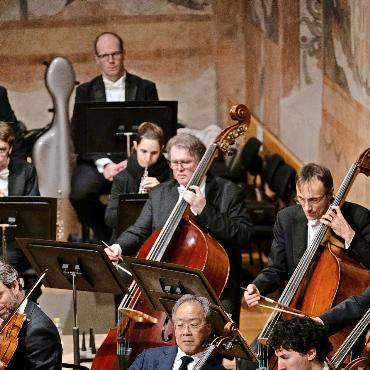 Himmelblick und Herz verströmt - Mittendrin: Der Solist Yo-Yo Ma mit seinen Registerkollegen.