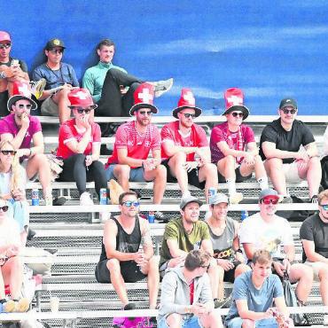 Gstaad fest in Beachvolleyballhand - Die Spielerinnen und Spieler im «Gstaadion» sind bestens «behütet» vom euphorischen Publikum.