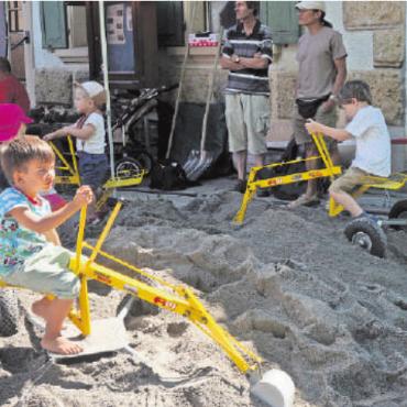 Zusammen feiern und geniessen - Action im Sandkasten … FOTOS: ZVG