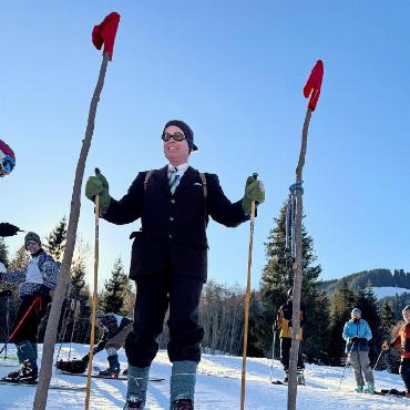 Drittes Clubrennen im 33. Clubjahr des Telemark Clubs Gstaad - Startmarkierung und Teilnehmer abgestimmt im feinsten «Old Look».