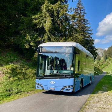 Neue Postautolinie kommt in Fahrt - «Schlumpfine» – wie das blaue Postauto liebevoll genannt wird – erfreut Touristen und Touristiker gleichermassen. (Foto: AvS)
