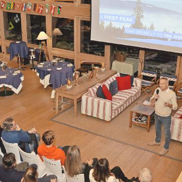 Leidenschaft, Verantwortung und Exzellenz: Impulse zum Jahresbeginn beim Gstaad Yacht Club - Dominic Perret stellte im Gstaad Yacht Club seine Bildungsplattform WeMountain vor und sprach über Prävention und Eigenverantwortung im Bergsport.