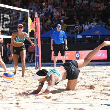 Brasilien und USA im Damenfinal - Nicht viele Bälle entgingen den Damen Ana Patrícia und Eduarda „Duda“ Santos Lisboa im Halbfinal. Für Duda wäre es der dritte Sieg am Gstaader Turnier. (Fotos: AvS)