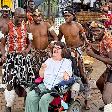 Im Rollstuhl durch die afrikanische Savanne - Die Safari macht sowohl den Einheimischen als auch den Reisenden Spass.    FOTOS: ZVG