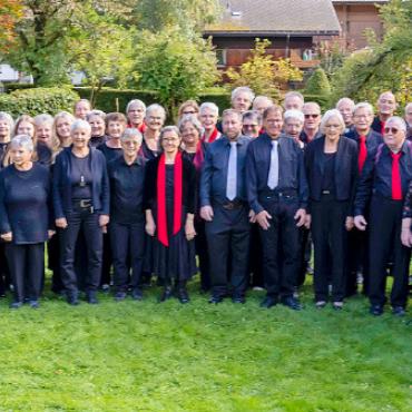 Konzert mit Chor, Alphörnern und Pauken – Eine klangvolle Begegnung von Volks- und Kirchenmusik - Der Gesamtchor des Kirchenkonzerts an der Lenk. FOTO: MICHAEL SCHINNERLING