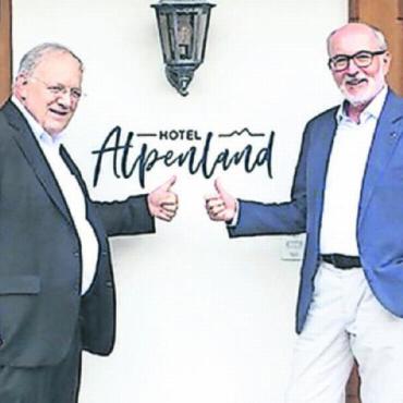 Familie Schneider-Ammann übernimmt das Hotel Alpenland ganz - Johann Schneider-Ammann (links) und Willy Michel beim Hotel Alpenland. FOTO: ZVG