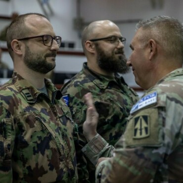 «Die Schweiz macht viel für den Frieden in der Welt» - Der US-Kommandant (rechts) bedankt sich bei Major Ciarulli (links) für den geleisteten Dienst. (Fotos: zvg)