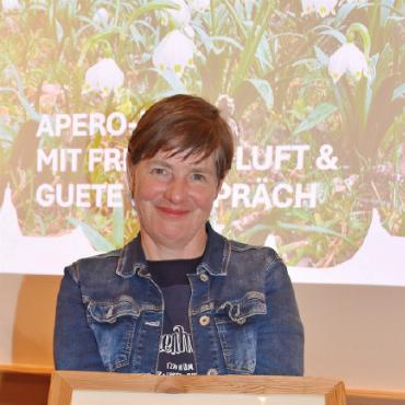 Dorforganisation Saanenmöser: Co-Präsidium mit Daniela Kübli und Bernhard Hauswirth - Solveig Lanz bekam zum Abschied einen Scherenschnitt von Regina Martin.
