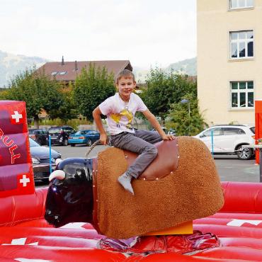 Spiel, Spannung und Wetterglück am Herbstfest - Auch die Kleineren versuchen den Muni zu zähmen.