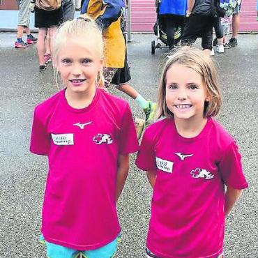Mille-Gruyère-Kantonalfinal in Huttwil - Elena und Emelie im roten Mille-Gruyère-Shirt, dem Erinnerungspreis.