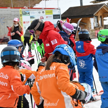 Mehr als nur eine Skischule – eine Bewegung für das Saanenland - Unterschiedliche Clubjacken, ein gemeinsames Erlebnis: Kinder aus Gstaad, Lauenen, Saanen und Gsteig- Feutersoey trainieren in der JO Saanenland, betreut von  Skilehrpersonen.