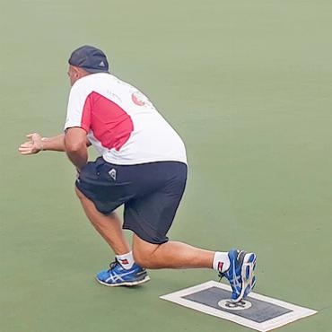 Saisonstart des Bowls Club Gstaad, international und national - Spielbetrieb mit Daniel Crameri bei der Abgabe.