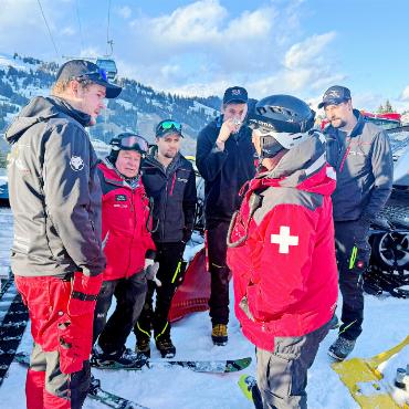 Schnee, Stahl und Sicherheit – die unsichtbare Arbeit der Pistenpräparation - Eine kurze Besprechung mit den Fahrern und der Pistensicherung bevor es in die Nachtschicht losgeht.