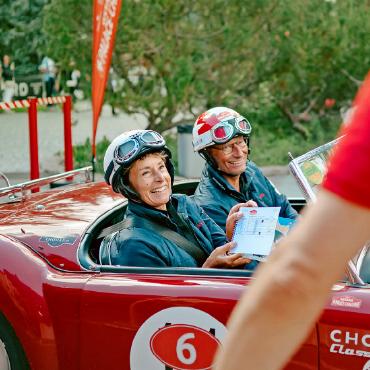 Zehn Jahre: Gstaad Palace Challenge feiert Jubiläum - Das Team im roten Klassiker übergibt die Time Card im Ziel der Gstaad Palace Challenge. FOTOS: MELANIE UHKÖTTER