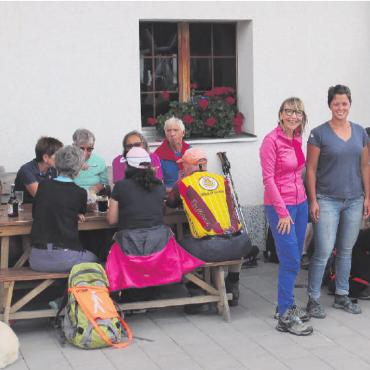 Lenkerhof Direktorenpaar nun edel karitativ - Das Sparenmoos mit Etappenort Site Alp Beizli ist der Höhepunkt der Blinden-Wanderwoche, organisiert vom früheren Lenkerhof Direktorenpaar. Stehend v.l. Daniela Borter, Nadja Santschi, Regula Dänzer und Daniel Borter. FOTO: MATTHIAS KURT