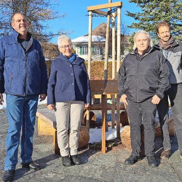 Neues Gemeinschaftsgrab eingeweiht - Die eingesetzte Arbeitsgruppe mit (v.l.) Matthias Zürcher, Renate von Känel, Beat Rieben und Hanspeter Dubi. FOTO: JAKOB TRACHSEL