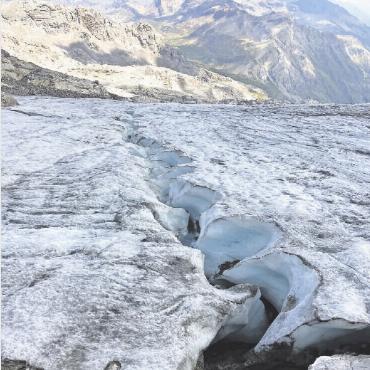 LESERBILD - Ein seltenes Naturphänomen auf dem Wildhorngletscher, welches mich an die Urwaldflüsse erinnert, die in gleicher Weise den Flusslauf durch die Schwungkraft des Wassers ständig verändern. FOTO: EMANUEL PERRETEN, GSTAAD