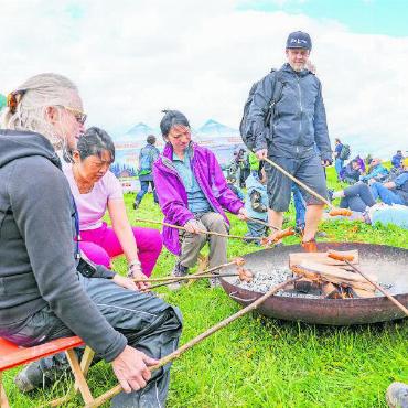 Festivalfeeling trifft auf Wandererlebnis - Bei der ersten Stage brätelten die Besuchenden ihren selbst mitgetragenen Cervelat.