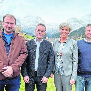 Bisherige im Amt bestätigt - Gemeindepräsidentin Ruth Oehrli mit den wiedergewählten Ratsmitgliedern Pascal Bangerter, Serge Jungi und Stephan Perreten (von links nach rechts). FOTO: ANITA MOSER