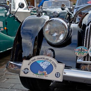 «Saanenland ist schön!» – der Morgan Club Schweiz rollt durchs Saanenland - Typisch Morgan:Rundscheinwerfer und viel Chrom.