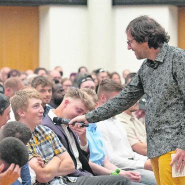 140 neue Fachkräfte für die Berner Baubranche - Poetry-Slammer Remo Zumstein stellte pointierte Fragen. FOTO: ZVG