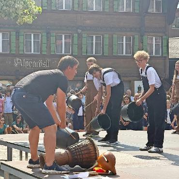 Mitreissendes Konzertspektakel – hausgemacht - Auf Eimern einen interessanten Rhythmus erzeugen: Die Jugendlichen lassen sich von Alex Wäber herrlich mitziehen.