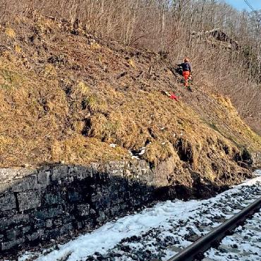 Sofortmassnahme nach Hangrutsch - Der Hang über dem Bahntrassee ist abgerutscht.