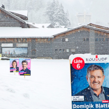 Zwischen Präsenz und Wirkung: Beeinflussen Wahlplakate unsere Entscheidung? - Seit Wochen lächeln sie von den Strassenrändern: die Kandidierenden der kommenden kantonalen Wahlen.FOTO: JOCELYNE PAGE