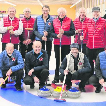 «Schwyzer Dutch» gegen Veteranen CC Gstaad - Die Veteranen des CC Gstaad und ihre holländischen Gäste. FOTO: ZVG