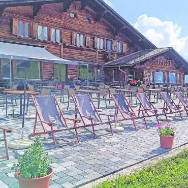 Die Bergbahnen der Skiwelt Gstaad sind in die Sommersaison gestartet - Das Berghaus auf der Wispile. FOTO: BDG