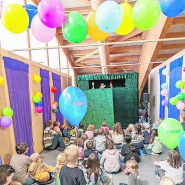 Mit frischen Ideen und Gemeinschaftsgeist: die Gstaader Messe - Alles blickt gespannt auf das Chasperlitheater.