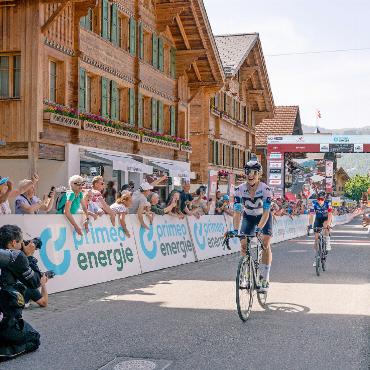Jahresrückblick 2025 – Sport: Erfolge, die über das Saanenland hinausreichen - Marlen Reusser fährt bei der ersten Etappe der Tour de Suisse Women als Siegerin in Gstaad ein. Ihre Erfolgsserie wird sich bis am Ende durchziehen. FOTO: MARCO MINNIG
